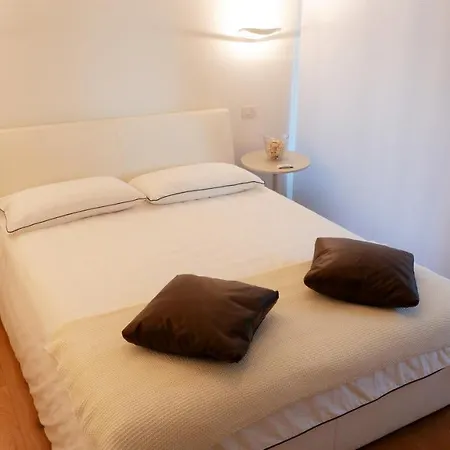 Piazza Brescia 1a Apartamento *