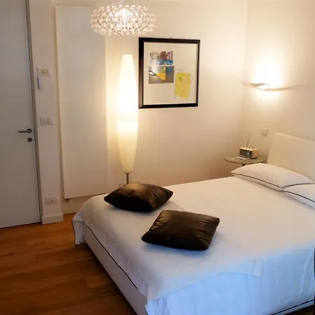 Piazza Brescia 1a Apartment *